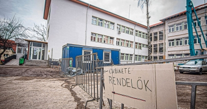 Zsúfolt folyosók és munkagépek zaja